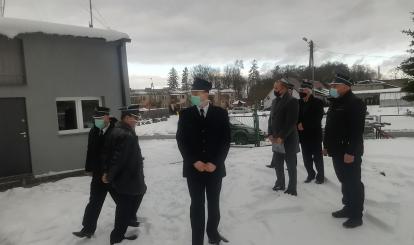 Burmistrz z uczestnikami spotkania przy wyremontowanej strażnicy OSP Popielewo