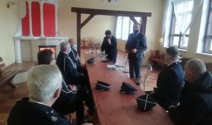 Sebastian Witek dziękuje przedstawicielom straż za działalność w OSP