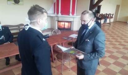 Podziękowania od Burmistrza za pozyskiwanie środków finansowych otrzymuje Maciej Aleksandrowicz OSP z Popielewo