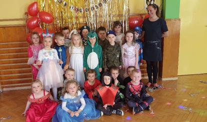 Pamiątkowe zdjęcie na ściance grupy Pszczółek