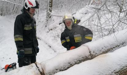 Udrażnianie jezdni przez strażaków z OSP