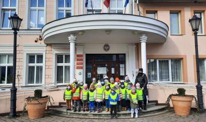 Spacer ulicami miasta przedszkolaków z Przedszkola Samorządowego nr 2 "Pod Jarzębinką"