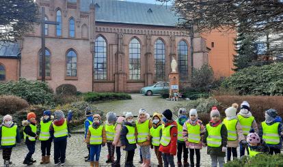 Spacer ulicami miasta przedszkolaków z Przedszkola Samorządowego nr 2 "Pod Jarzębinką"