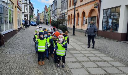 Spacer ulicami miasta przedszkolaków z Przedszkola Samorządowego nr 2 "Pod Jarzębinką"