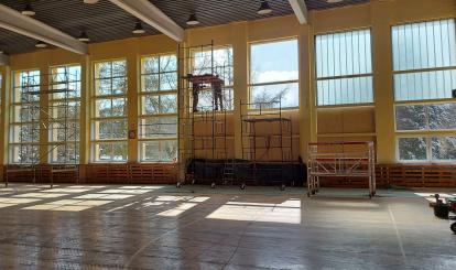 Sala gimnastyczna przy SP w Redle w trakcie wymiany okien