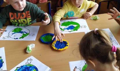 Malowanie Ziemi palcami