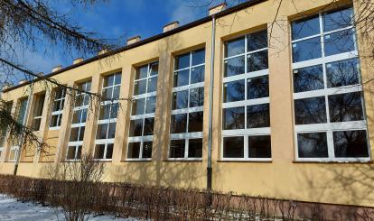 Ta część hali jest już po wymianie okien