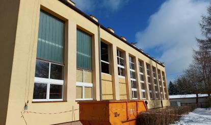 Trwa demontaż starych okien. Po remoncie będzie cieplej