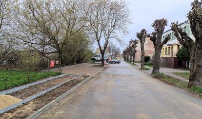 Nowy chodnik i parkingi w budowie