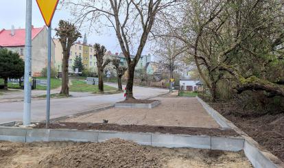 Nowy chodnik i parkingi w budowie