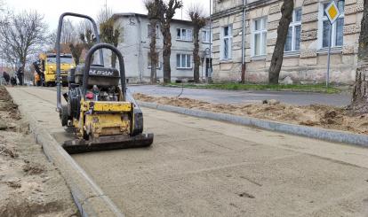 Nowy chodnik i parkingi w budowie