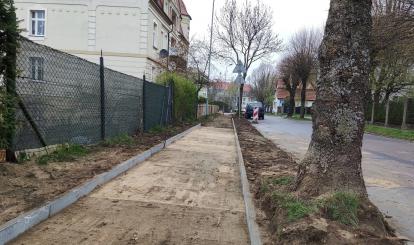 Nowy chodnik i parkingi w budowie