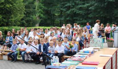 Społecznośc szkolna przed uroczystością