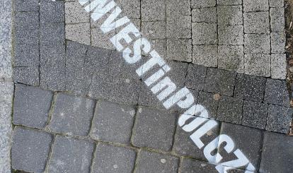 Przy kamienicy jest stylowy bruczek