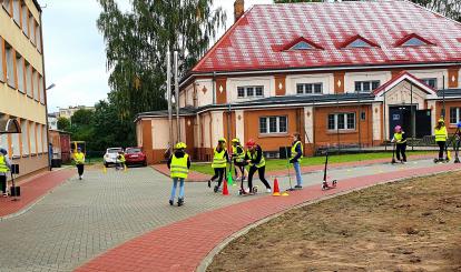 Nauka jazdy na nowo wyremontowanym boisku 