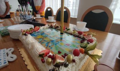 Tort z podobiznami zawodników i trenera