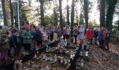 Uczczenie zmarłych podczas wizyty na cmentarzu