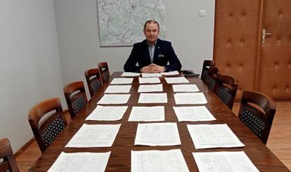 Listy z podpisami pod petycją w sprawie zniesienia opłaty uzdrowiskowej