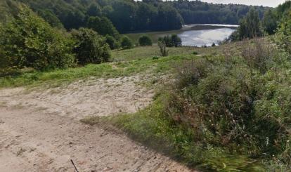 Widok na jezioro położone w dolinie