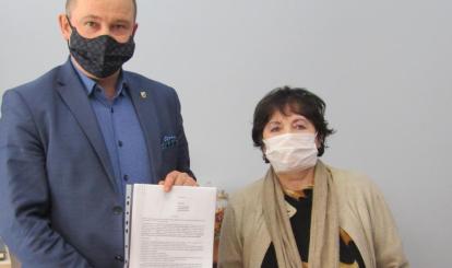 Burmistrz-Sebastian Witek prezentuje treść petycji wspólnie z Panią Marią Gruszczyńską