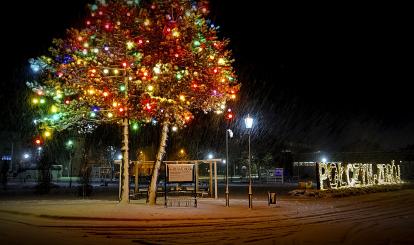 Widok na zaśnieżony Plac Tysiąclecia w Połczynie-Zdroju