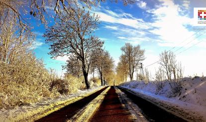 Widok śnieżnej drogi w Szwajcarii Połczyńskiej