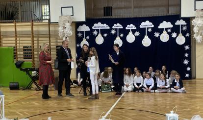 Międzyszkolny Konkurs Kolęd i Pastorałek w Redle, wręczanie nagród przez dyrektor szkoły, Burmistrza Połczyna-Zdroju oraz pracownika Klubu 1 Skrzydła Lotnictwa Taktycznego
