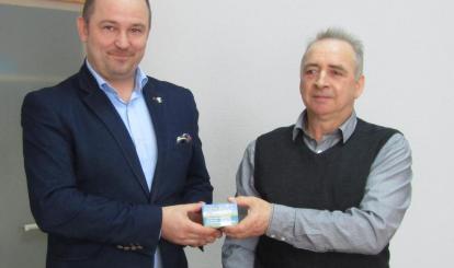 1 Burmistrz Sebastian Witek przekazuje materiały promocyjne Sołtysowi_Zajączkowa