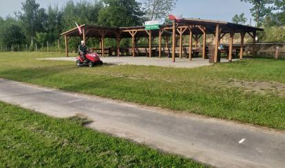 Sołtys osobiście dba o teren kosząc trawę