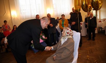 Burmistrz Sebastian Witek składa życzenia Janinie Pawłowskiej