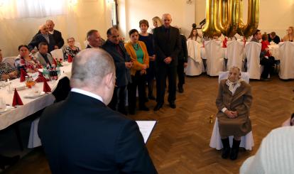 Burmistrz Sebastian Witek składa życzenia Janinie Pawłowskiej