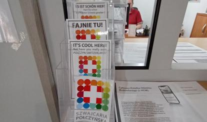 Naklejki można pobrać bezpłatnie. Należy o nie poprosić pracownika Punktu Informacyjnego na parterze Urzędu