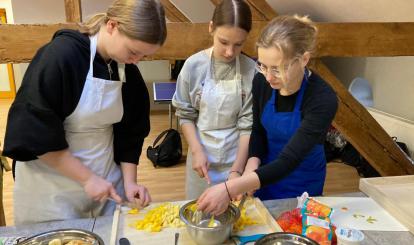 Zajęcia „na kuchni” najstarszych uczniów Jedynki