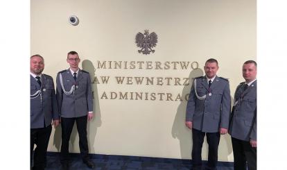 POLICJANCI Z KOMISARIATU POLICJI W POŁCZYNIE-ZDROJU NA UROCZYSTOŚĆ WRĘCZENIA MEDALI IM. PODKOMISARZA POLICJI ANDRZEJA STRUJA Z UDZIAŁEM MINISTRA MARIUSZA KAMIŃSKIEGO