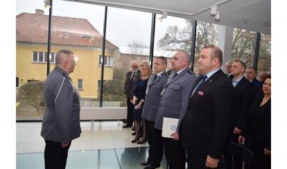 UROCZYSTE POŻEGNANIE ZE SŁUŻBĄ KOMENDANTA KOMISARIATU POLICJI W POŁCZYNIE-ZDROJU PODINSP. TOMASZA MOŻDŻENIA