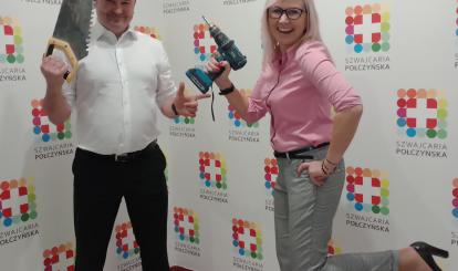 Wicemarszałek Województwa Zachodniopomorskiego Anna Bańkowska i Burmistrz Połczyna-Zdroju Sebastian Witek majstrują przy Marce Szwajcaria Połczyńska
