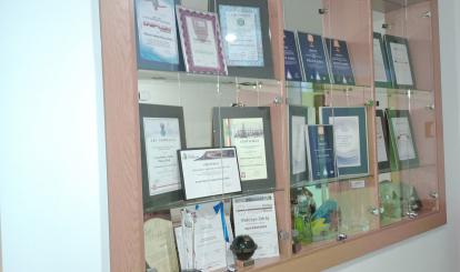 Gablota w korytarzu UM w Połczynie-Zdroju