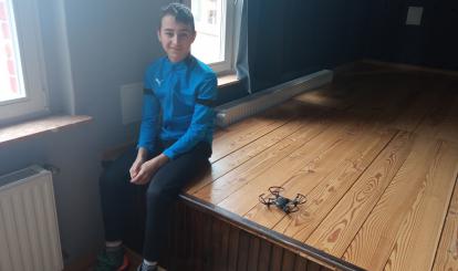 Stanowisko umożliwiające sterowanie dronem