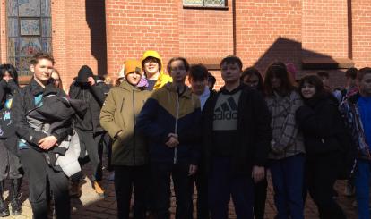 Udział klas ósmych SP1 w uroczystości pod pomnikiem rotmistrza Pileckiego