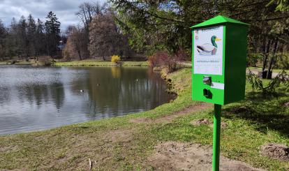,,Kaczkomat'' na stawie dolnym w Parku Zdrojowym