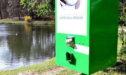 ,,Kaczkomat'' na stawie dolnym w Parku Zdrojowym