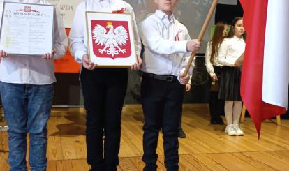 Apel z okazji Świąt Majowych w Szkole Podstawowej nr 1 im. Adama Mickiewicza