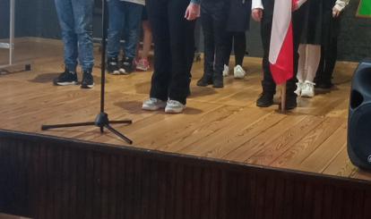 Apel z okazji Świąt Majowych w Szkole Podstawowej nr 1 im. Adama Mickiewicza