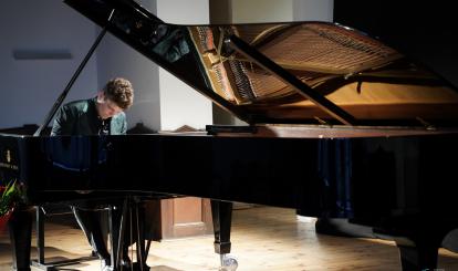 Koncert Szymona Nehringa w Połczynie-Zdroju Prawym Okiem Piotra Burzyńskiego