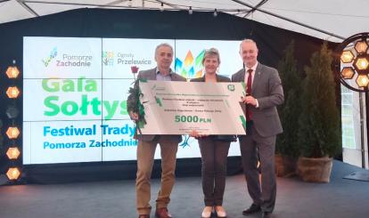 Sołtys Zajączkowa odbiera nagrodę za inicjatywę na przystani rowerowej