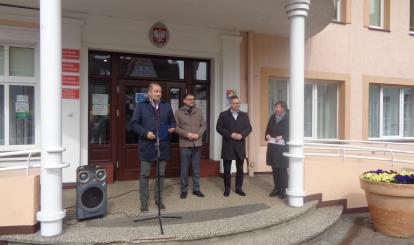 Przed Urzędem Miejskim uczestnicy Marszu Godności spotkali się z Burmistrzem Połczyna-Zdroju Sebastianem Witkiem, Sekretarzem Gminy Jackiem Brzozowskim oraz z Kierownikiem Wydziału Edukacji Bogdanem Wachowiakiem