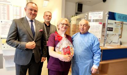 Międzynarodowy Dzień Pielęgniarek i Położnych- Burmistrz Połczyna-Zdroju Sebastian Witek wraz ze Skarbnikiem Gminy Rafałem Fischerem odwiedzili palcówki ochrony zdrowia 