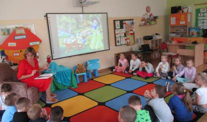 Pani Dyrektor czyta dzieciom