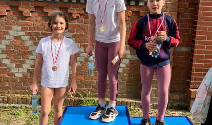 Szkolny Bieg Patriotyczny z okazji 3 Maja przy Szkole Podstawowej nr 1 im. Adama Mickiewicza w Połczynie-Zdroju 