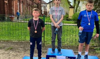 Szkolny Bieg Patriotyczny z okazji 3 Maja przy Szkole Podstawowej nr 1 im. Adama Mickiewicza w Połczynie-Zdroju